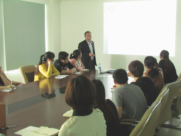 2013年4月24日，正睿老師對(duì)佳樂公司進(jìn)行倉儲(chǔ)管理的培訓(xùn)