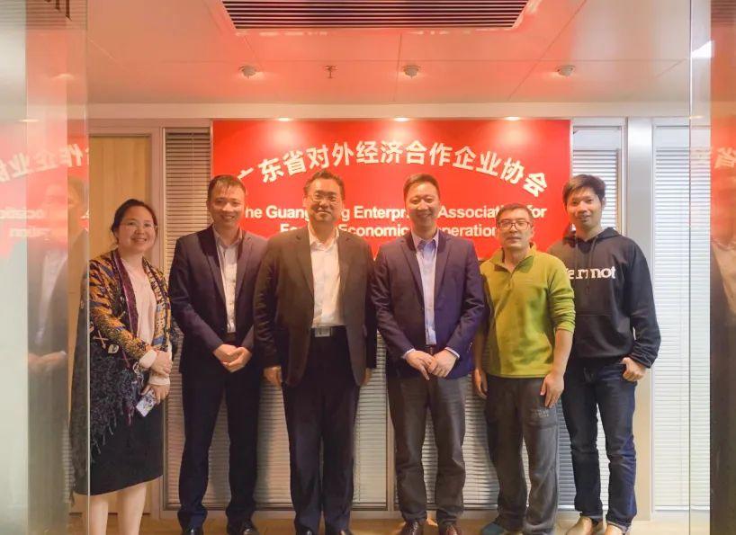 2 月 10 日 廣東省對(duì)外經(jīng)濟(jì)合作企業(yè)協(xié)會(huì)駐莫斯科代表處首席代表&俄羅斯粵商會(huì)會(huì)長(zhǎng)孫繼業(yè)、秘書(shū)長(zhǎng)于超先、秘書(shū)長(zhǎng)李欽武、正睿咨詢(xún)集團(tuán)商業(yè)服務(wù)中心總經(jīng)理武文盛（左3）、項(xiàng)目總監(jiān)譚懿（左2）合影