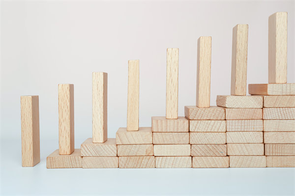 精心制定經(jīng)營策略，確保企業(yè)穩(wěn)健發(fā)展，實現(xiàn)長期盈利