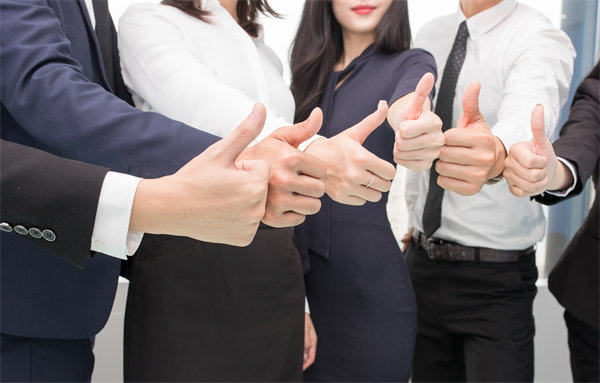 在企業(yè)管理中，專權(quán)式和民主式管理各有哪些優(yōu)缺點(diǎn)？