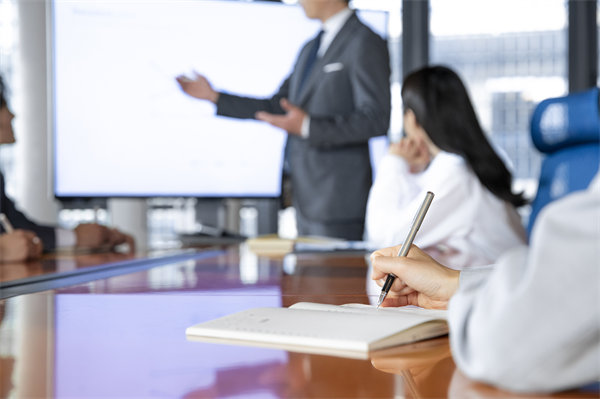 如何保證企業(yè)的年度工作方向與經(jīng)營目標(biāo)保持一致？