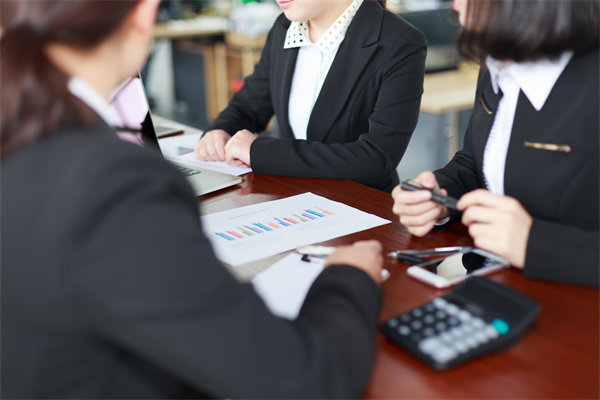 初創(chuàng)企業(yè)如何設(shè)定合理的薪酬策略吸引人才？