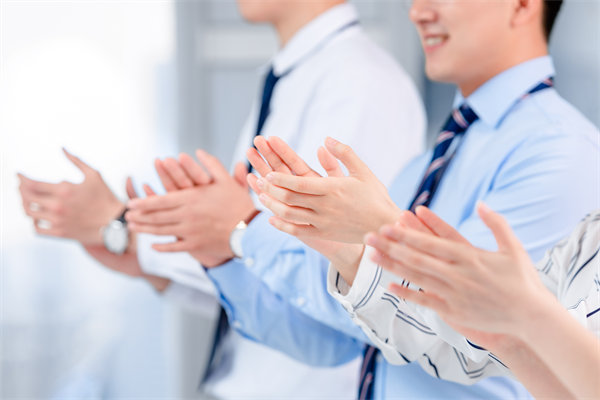 面對(duì)人才流失問題，企業(yè)應(yīng)如何改進(jìn)人力資源策略？