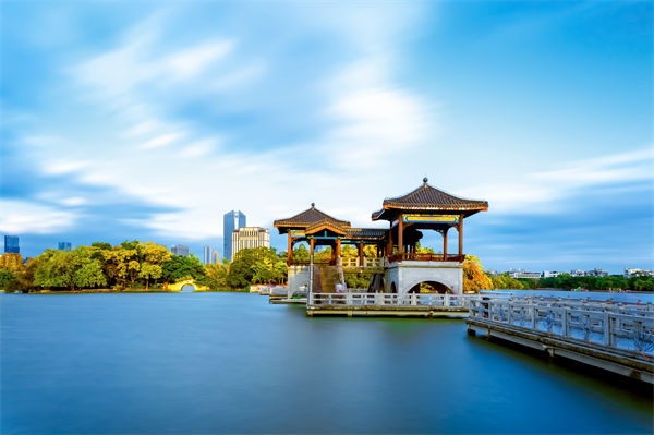 惠州戰(zhàn)略咨詢公司如何為企業(yè)定制長遠(yuǎn)發(fā)展規(guī)劃？
