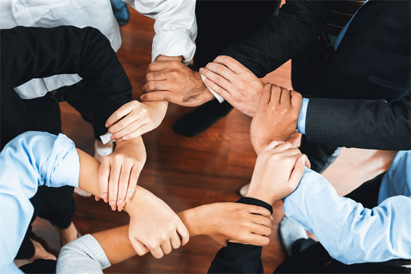在制定企業(yè)戰(zhàn)略規(guī)劃時(shí)，如何平衡短期與長(zhǎng)期目標(biāo)？