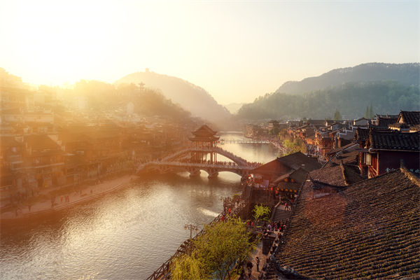 戰(zhàn)略規(guī)劃分析：村民不滿古鎮(zhèn)收門票，指引游客逃票