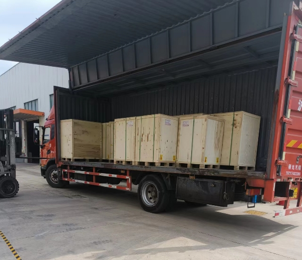 我們的產(chǎn)品真的很暢銷(xiāo)，又一車(chē)GMMA-80R銑邊機(jī)發(fā)貨中！