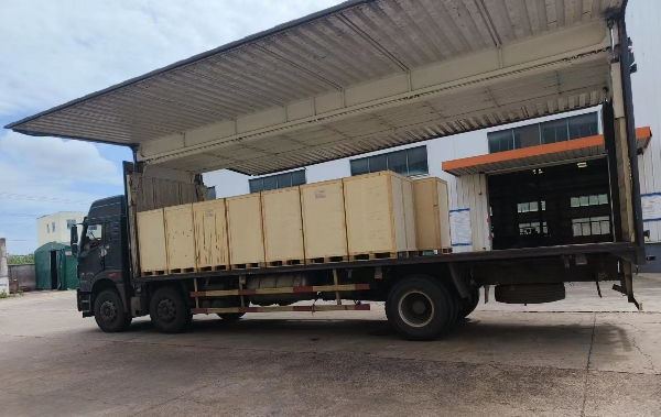 炎熱的天氣擋不住我們發(fā)貨的熱情，又一車銑邊機(jī)即將發(fā)走！